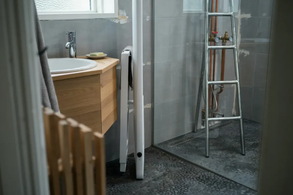 vattenburen eller elektrisk handdukstork s v ljer du r tt l sning f r badrummet
